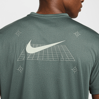 Nike Miler Kısa Kollu Grafikli Erkek Koşu Üstü