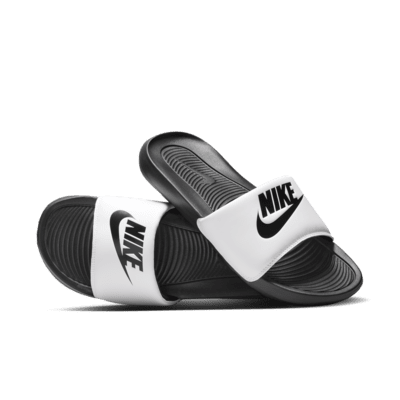 Nike Sportswear y chanclas. MX