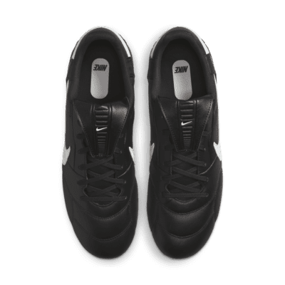 Tacos de fútbol de corte low para terreno firme NikePremier 3