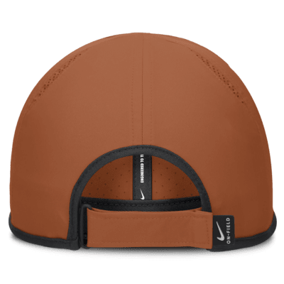 Gorra ajustable universitaria Nike Dri-FIT para hombre Texas Longhorns On-Field Featherlight