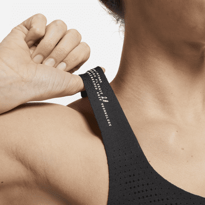 Brassière de sport non rembourrée à maintien supérieur Nike Swoosh Flyknit pour femme