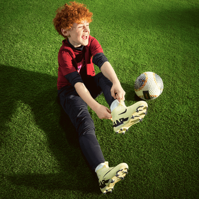 Tacos de fútbol de corte high para terrenos múltiples para niños de preescolar y grandes Nike Jr. Mercurial Superfly 9 Academy