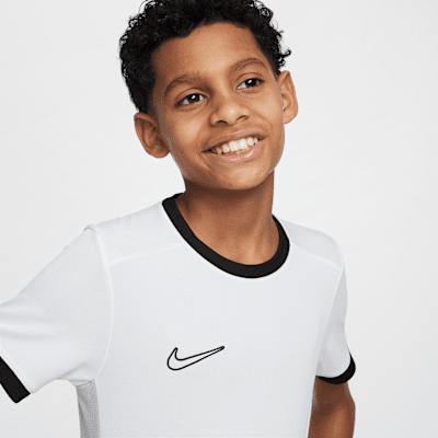 Playera de fútbol de manga corta Dri-FIT para niños talla grande Nike Academy