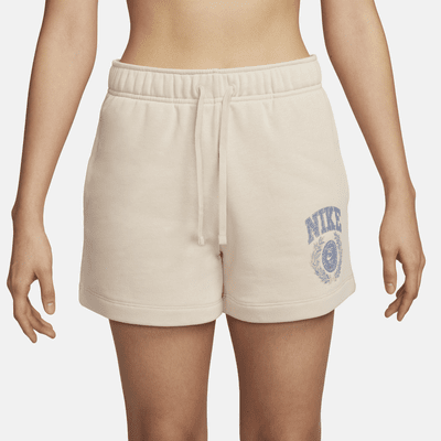 Shorts con gráfico de tiro medio para mujer Nike Sportswear Club Fleece