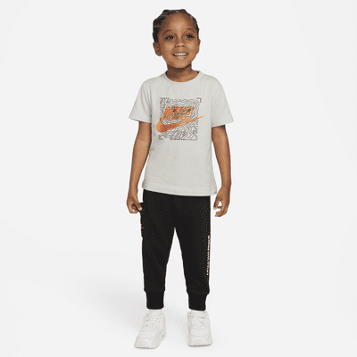 Conjunto de playera y pants para bebé Nike. Nike.com