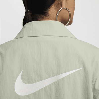 เสื้อแจ็คเก็ตโค้ช UV แบบทอโอเวอร์ไซส์ผู้หญิง Nike Sportswear Essential