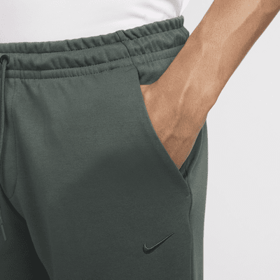 Pants Dri-FIT entallados versátiles con protección UV para hombre Nike Primary