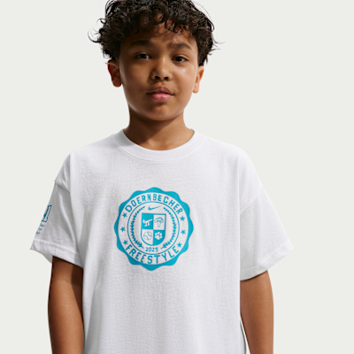 Playera Max90 para niños talla grande Nike Club x Doernbecher Freestyle