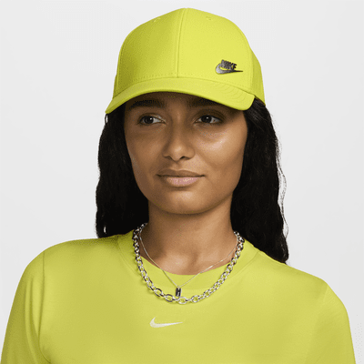 Gorra con logotipo de metal y estructura Nike Dri-FIT Club