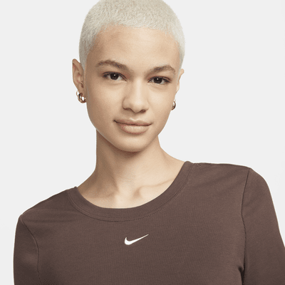 Damska przylegająca koszulka z krótkim rękawem i półokrągłym tyłem w drobny prążek Nike Sportswear Chill Knit