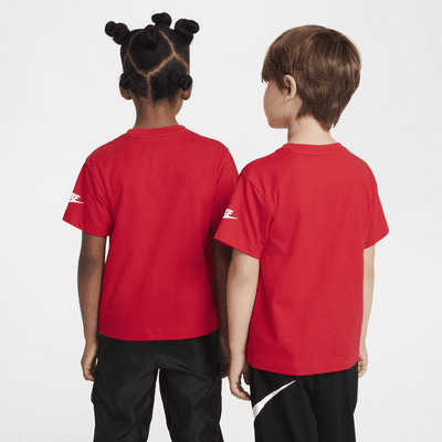 Playera con gráfico para niños talla pequeña Nike Step Up Your Game