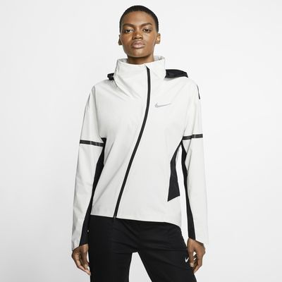 Nike AeroShield–løbejakke med hætte til kvinder. Nike DK Køb Nike AeroShield Hooded Løbejakke til Dame i Sort til