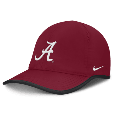 Gorra universitaria Nike Dri-FIT ajustable para hombre Alabama Crimson Tide On-Field Featherlight