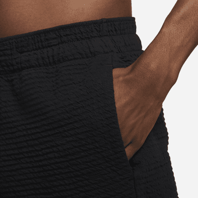 Shorts sin forro Dri-FIT de 18 cm para hombre Nike Yoga