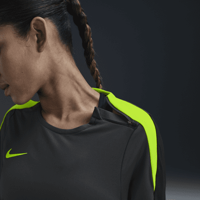 Damska koszulka piłkarska z półokrągłym dekoltem Dri-FIT Nike Strike