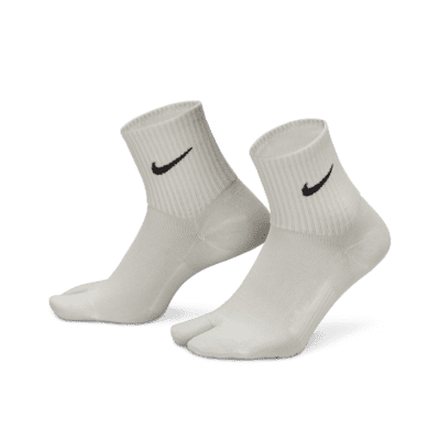 Nike Everyday Plus Lightweight Ankle Split-Toe Socks. Nike RO