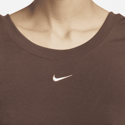 Damska przylegająca koszulka z krótkim rękawem i półokrągłym tyłem w drobny prążek Nike Sportswear Chill Knit