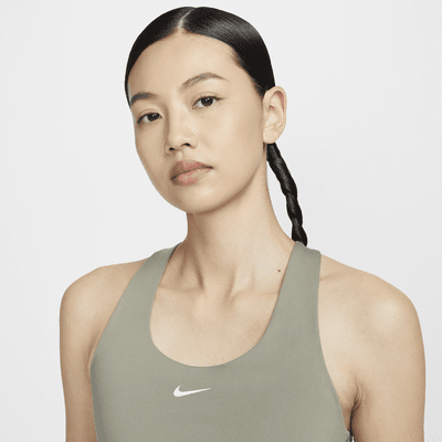 เสื้อกล้ามสปอร์ตบราผู้หญิงซัพพอร์ตระดับกลางเสริมฟองน้ำ Nike Swoosh