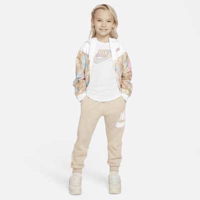 Playera estampada para niños talla pequeña Nike Club