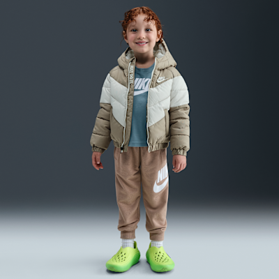 Chamarra acolchada con gorro y diseño de chevrón infantil Nike