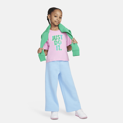 Playera con gráfico para niños talla pequeña Nike Club