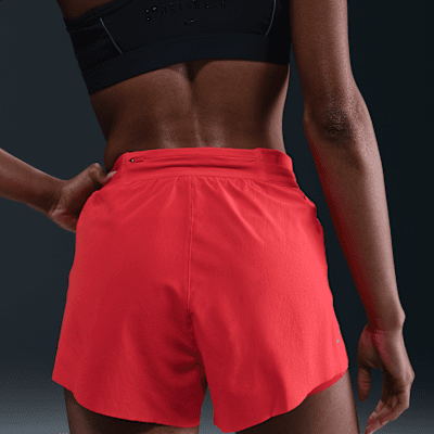 Nike Swift Dri-FIT 2-i-1 løpeshorts med mellomhøyt liv til dame