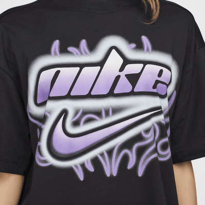 เสื้อยืดแขนสั้นขนาดโอเวอร์ไซส์ผู้หญิง Nike Sportswear