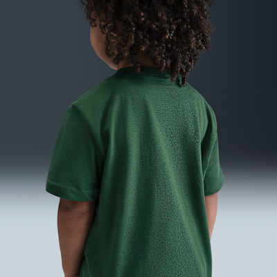 Playera con gráfico de Boxy practicando snowboarding para niños talla pequeña Nike