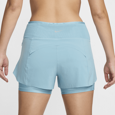 Nike Dri-FIT Swift 2-in-1 hardloopshorts met halfhoge taille en zakken voor dames (8 cm)