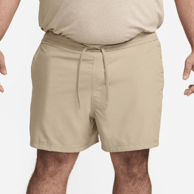 Shorts versátiles Dri-FIT de 13 cm sin forro para hombre Nike Form