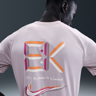 Playera de correr de manga corta Dri-FIT ADV para hombre Nike Stride "Eliud Kipchoge"
