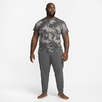 Playera de yoga estampada de manga corta para hombre Nike Dri-FIT