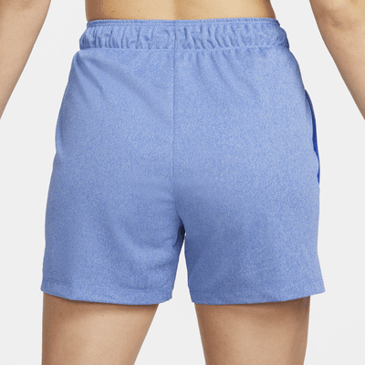 Shorts de fitness sin forro de tiro medio Dri-FIT de 13 cm para mujer Nike Attack