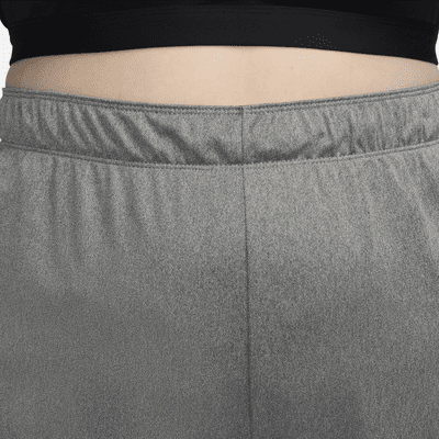 Shorts sin forro de 13 cm de tiro medio para mujer (talla grande) Nike Dri-FIT Attack