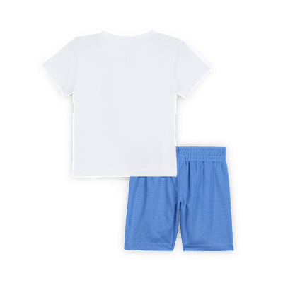 Completo t-shirt con grafica e shorts Nike – Bebè (12-24 mesi)