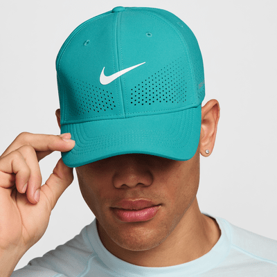 Gorra SwooshFlex estructurada Nike Dri-FIT ADV Rise