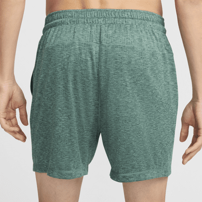 Shorts sin forro Dri-FIT de 13 cm para hombre Nike Yoga