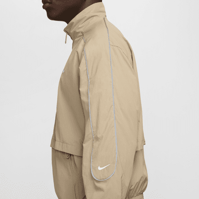 Chamarra de entrenamiento de tejido Woven para hombre Nike Sportswear Solo Swoosh