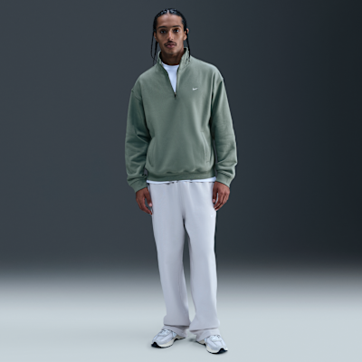 Playera de tejido Fleece con cierre de un cuarto para hombre Nike Solo Swoosh