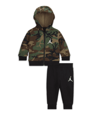 Conjunto de prendas básicas camuflajeadas con sudadera con de cierre completo y pantalones para bebé Jordan (de 3 a 6 meses). Nike.com