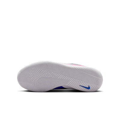 Nike Jr. Phantom 6 Low Club Fußballschuh für Hallen- und Hartplätze (ältere Kinder)