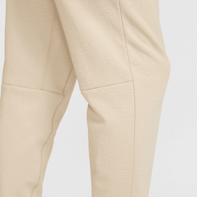 Pants de alto rendimiento Dri-FIT de pierna entallada con protección UV para hombre Nike Primary Fleece