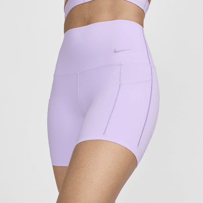 Shorts de ciclismo con bolsillos de 13 cm de tiro alto y media sujeción para mujer Nike Universa