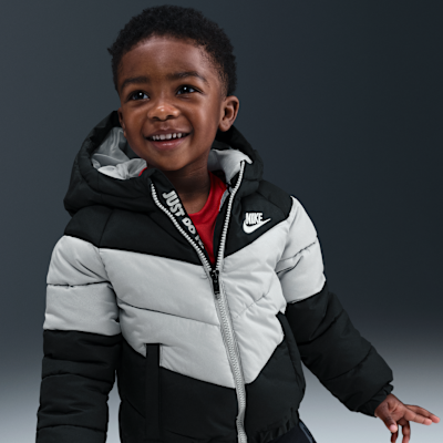 Chamarra acolchada con gorro y diseño de chevrón infantil Nike