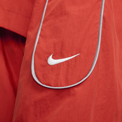 Chamarra de entrenamiento de tejido Woven para hombre Nike Sportswear Solo Swoosh