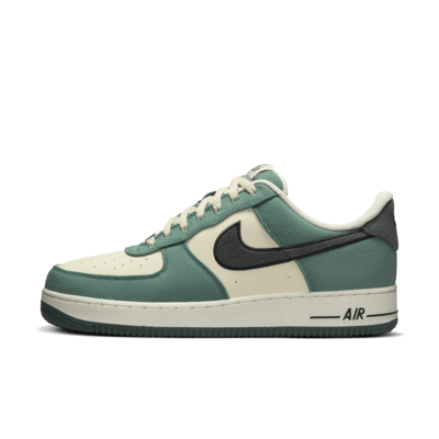 รองเท้าผู้ชาย Nike Air Force 1 '07 LV8