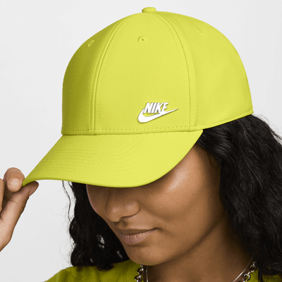 Gorra con logotipo de metal y estructura Nike Dri-FIT Club