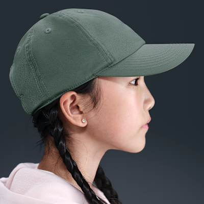 Nike Dri-FIT Club strukturálatlan, fém Swoosh-sal díszített sapka gyerekeknek