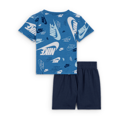 Completo con t-shirt stampata shorts in French Terry leggeri Nike Sportswear – Bebè (12-24 mesi)