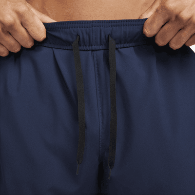 Pants Dri-FIT versátiles con dobladillo abierto para hombre Nike Form